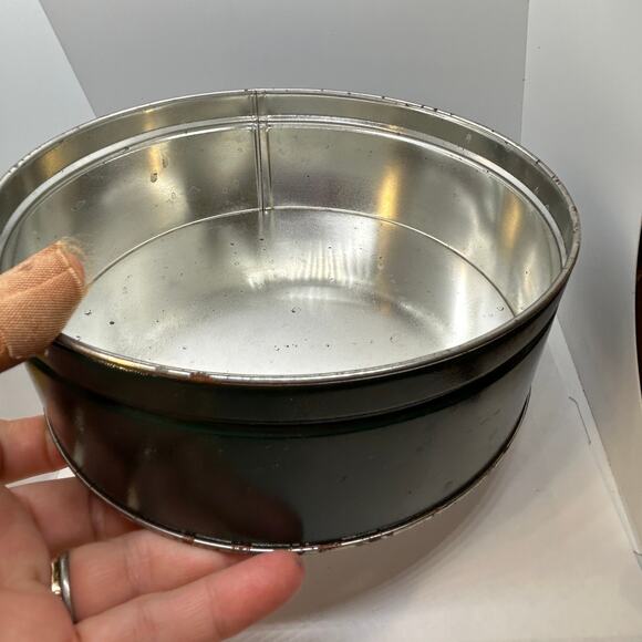 Vintage Terry Redlin 2010 Round Tin Heading Home Christmas Scene Log Cabin Tree - Picture 12 of 16